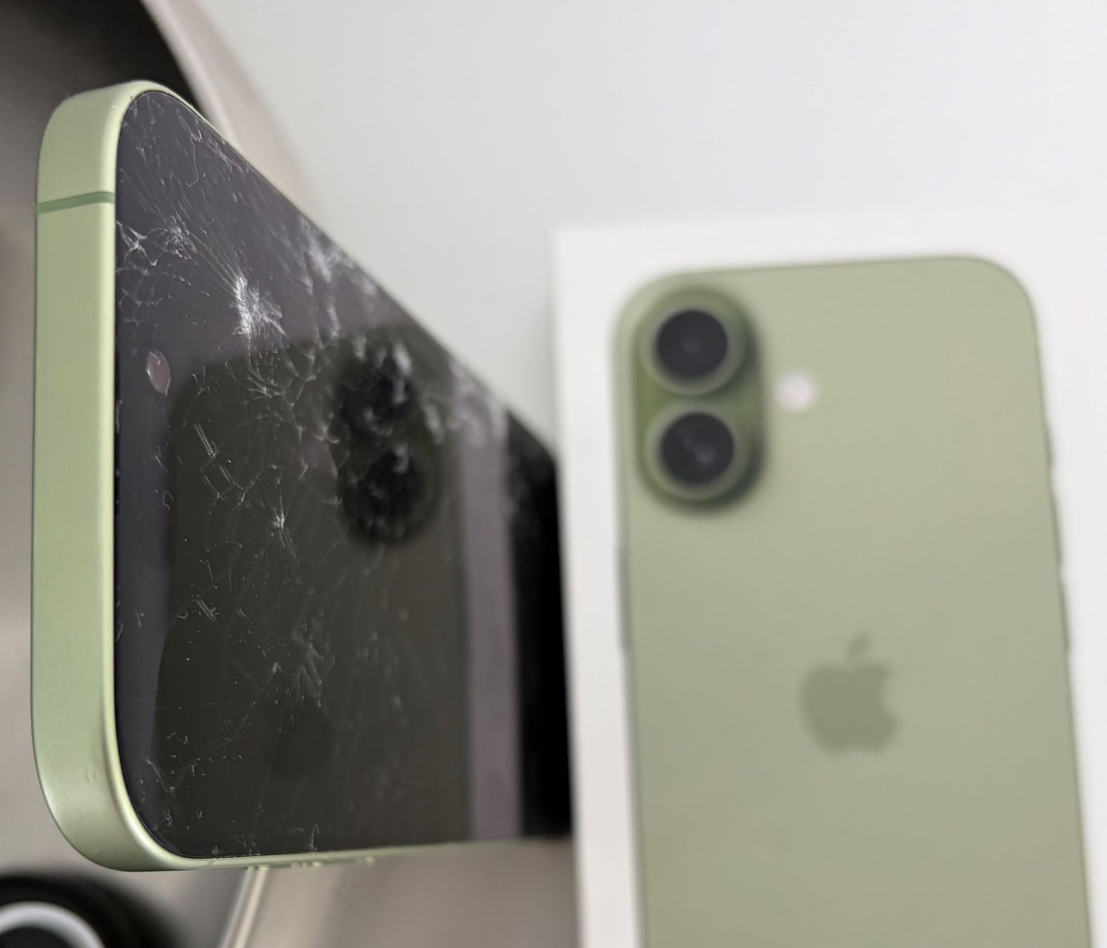 Apple Telefoni cellulari / Smartphones: iPhone 17 - Salbei - 256 GB - Display defekt – Nuovo (secondo la descrizione) da Abtwil SG venduto da Gerdgerdes 4