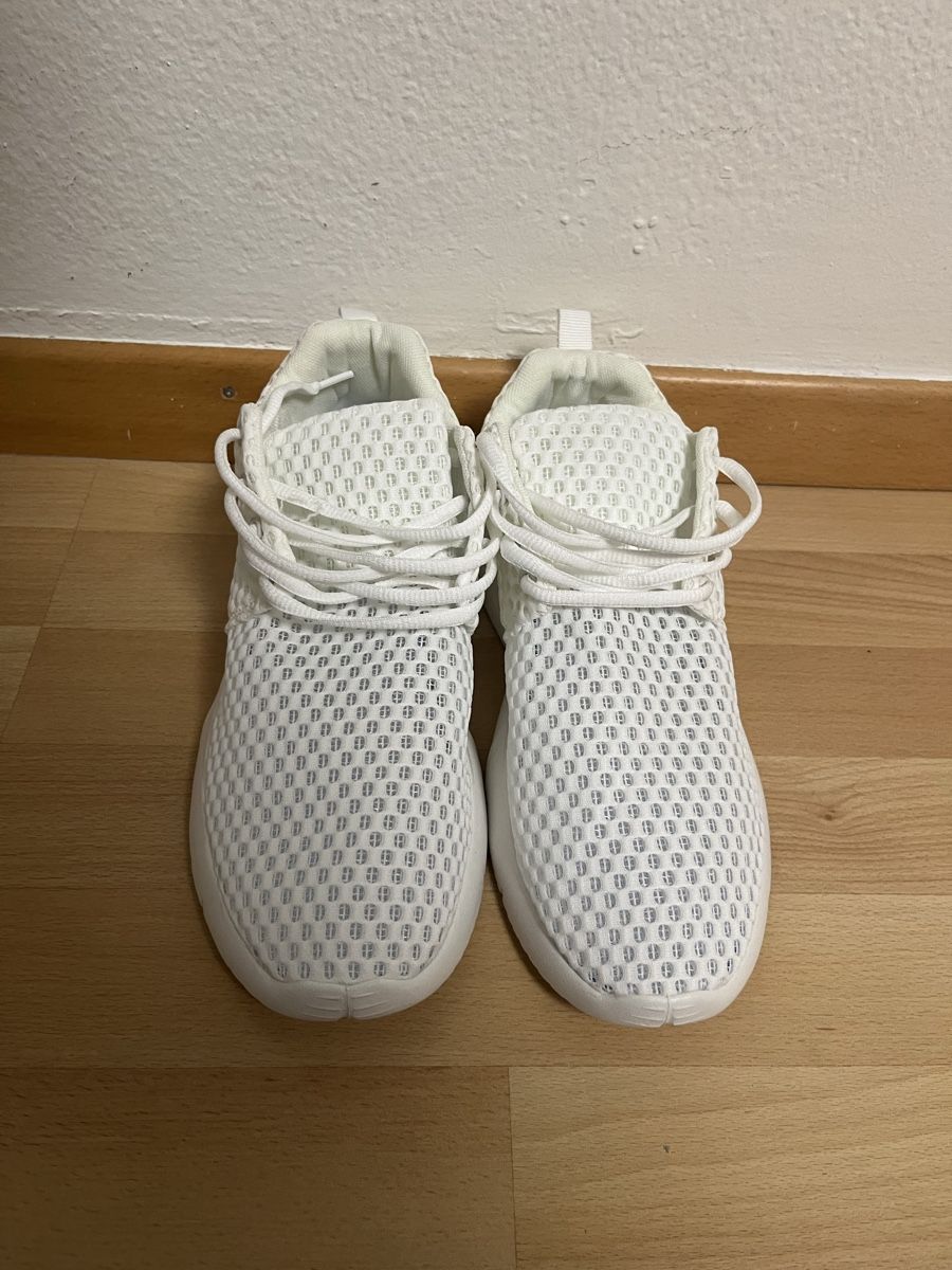Scarpe da uomo: Weisse Atmungsaktive Schuhe – Nuovo (secondo la descrizione) da Sarnen venduto da flo_25mp