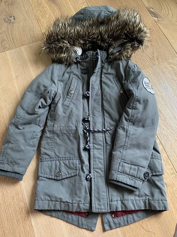Vestes & Manteaux: Jacke olivgrün in Grösse 128 – D'occasion à Otelfingen par che_26d5