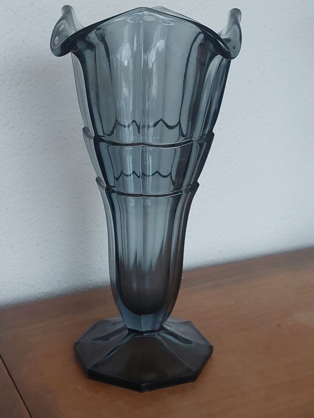 Vasen & Gefässe: Art Deco Pressglas Vase rauchgrau – Gebraucht aus Hergiswil NW von maiette-23.N 1