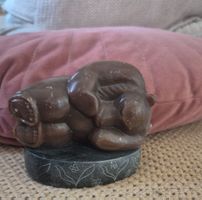 Figurine ours brun sur socle en marbre
