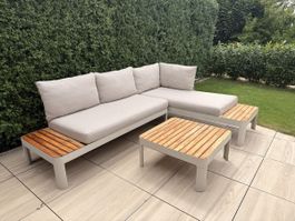Schönes Lounge Sofa und Coffee Table