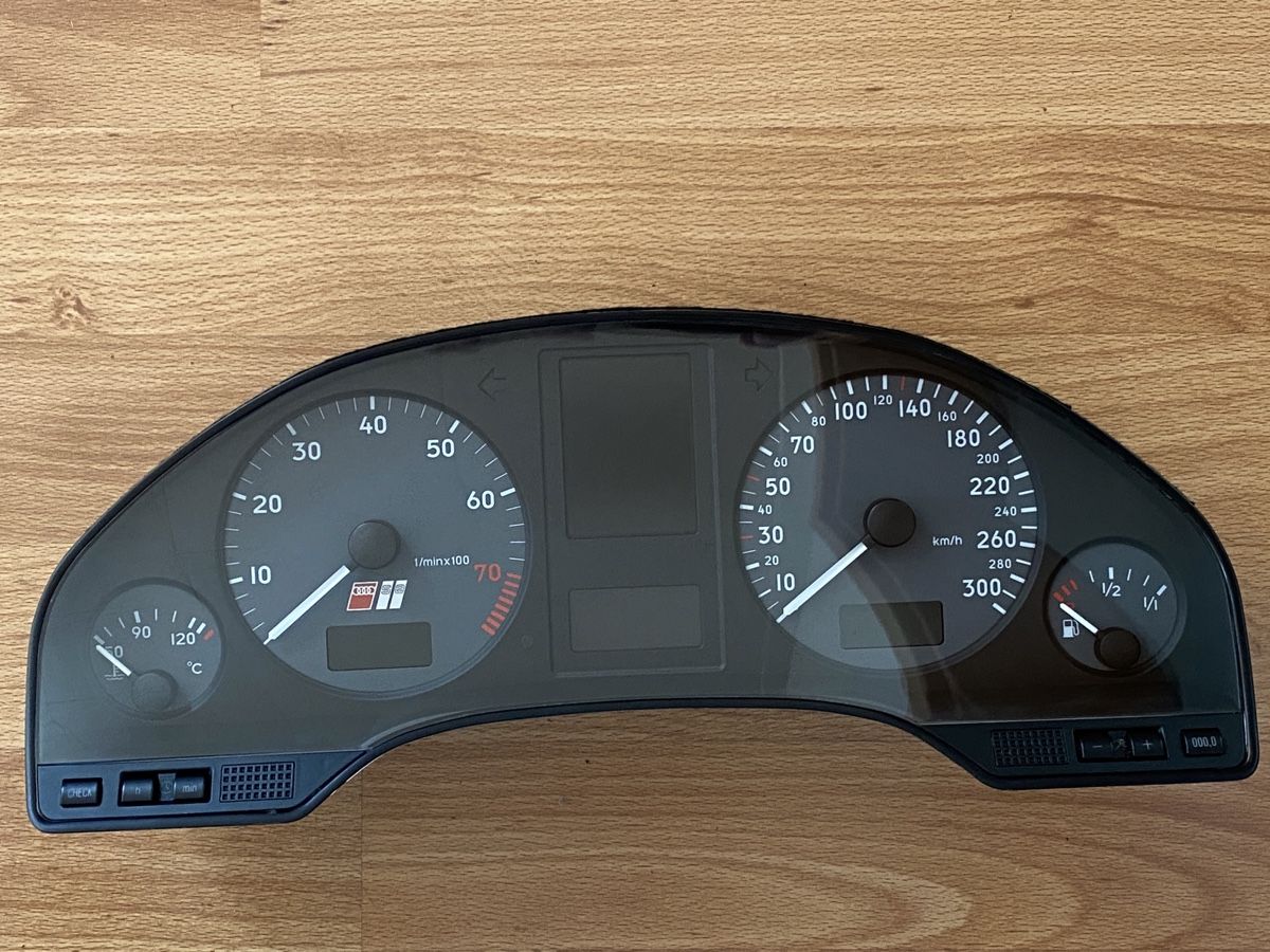 Audi Tutti pezzi di ricambio auto: Audi S8 D2 s-line Tacho – Difettoso da Beinwil am See venduto da Mpmmechanik