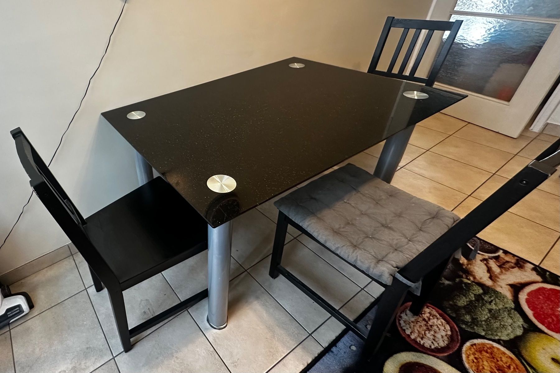 Tischset: Table de cuisine en verre avec 3 chaises – Gebraucht aus La Chaux-de-Fonds von mar_ts5d