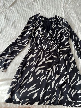 MNG Kleid, Grösse XS, Wickeloptik, schwarz-weiss gemustert
