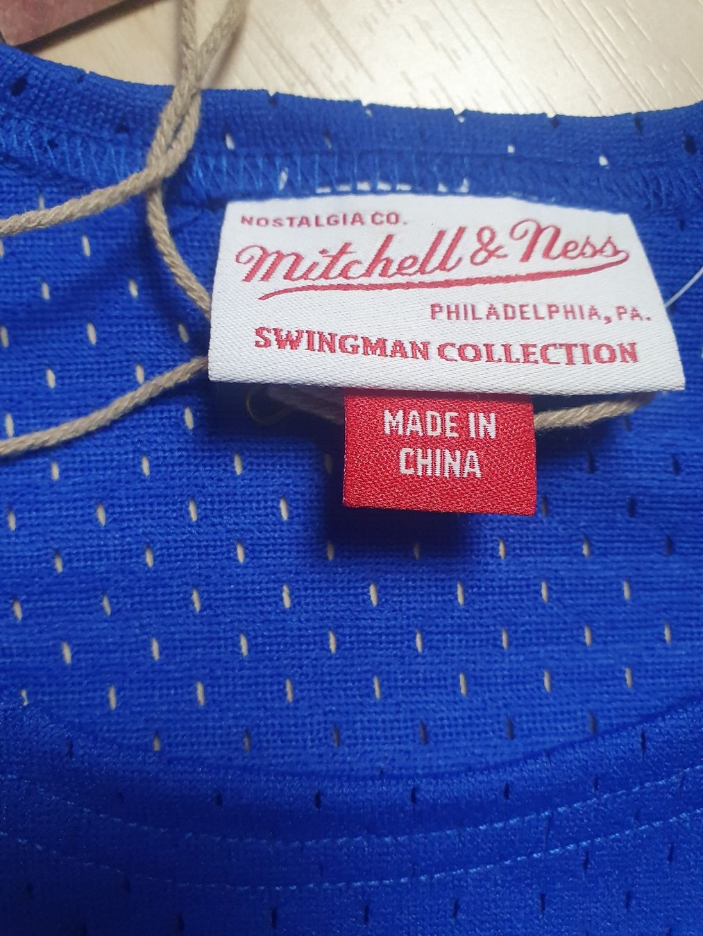 Mitchell & Ness Canottiere & Pantaloni: Mitchell & Ness Erving NY Nets 32 Jersey Gr. M Neu – Nuovo (secondo la descrizione) da St. Gallen venduto da CaliSunshine 3
