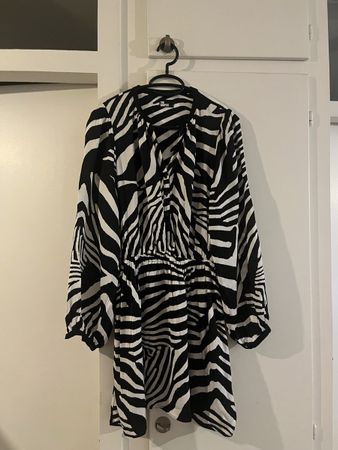 The KOOPLES Robe imprimé zèbre taille S 