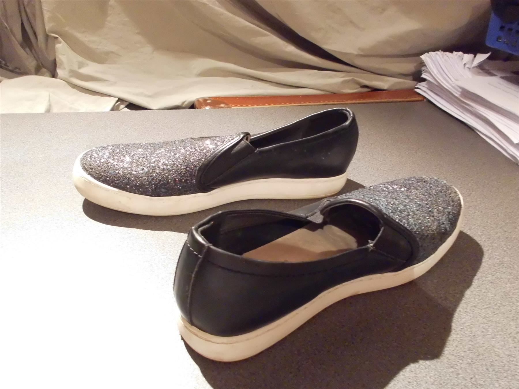 Chaussures femmes: Halbschuhe Grösse 42, schwarz/vorne Glit – D'occasion à Zürich par abraxas1291 1