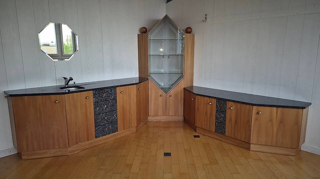 Credenze: Eck - Möbel mit Vitrine und Sideboards – Usato da Tägerwilen venduto da Huk3