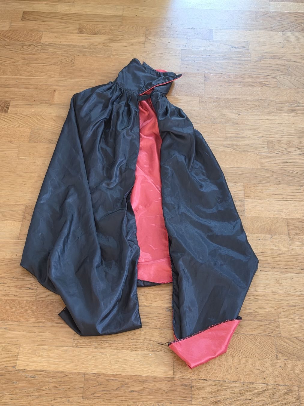 Costumi: Umhang schwarz-rot Vampier Kinder – Usato da Birmensdorf ZH venduto da eva_9hvs
