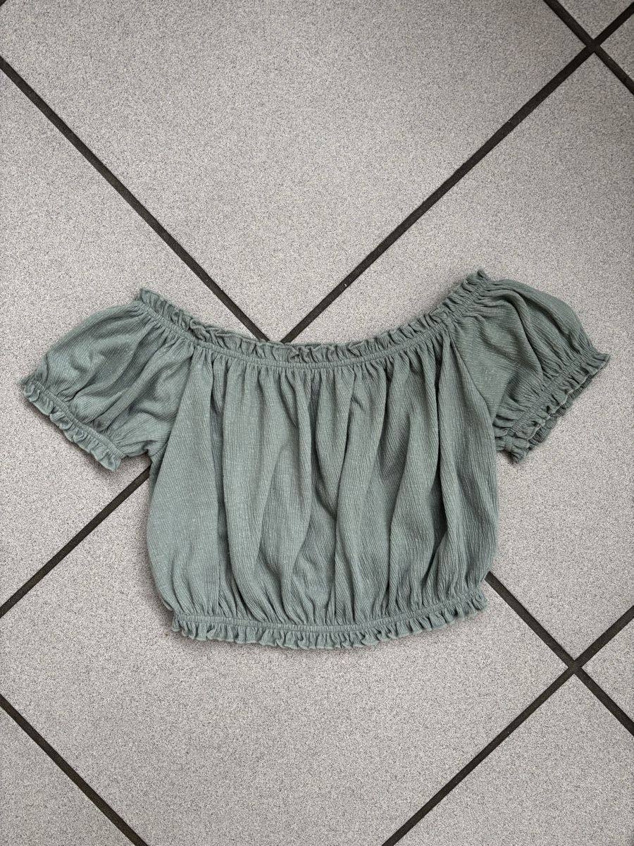 H&M T-shirt: Offshoulder cropped Top – Usato da Solothurn venduto da skillsine