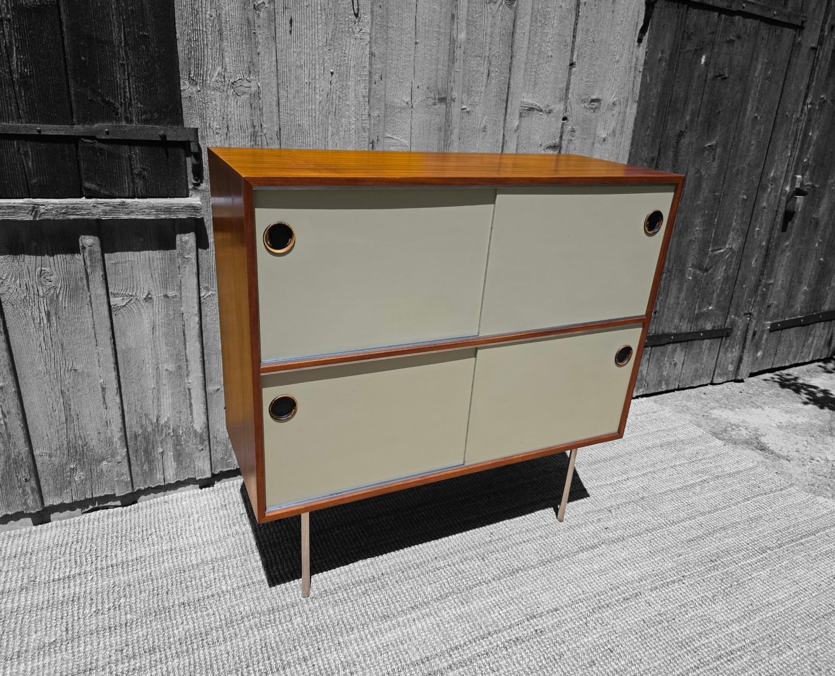 Thut Kommoden: Kurt Thut   Sideboard "Schiebetürkorpus 943" – Gebraucht aus Haslen AI von Vintagelix