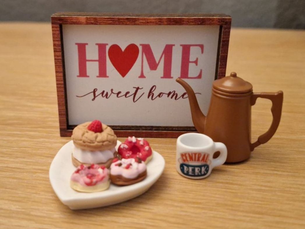 Case e mobili per bambole: Handmade Dessert mit Kaffe Set, Central Perk Tasse – Nuovo (secondo la descrizione) da Zürich venduto da HandmadeTinyFood 3