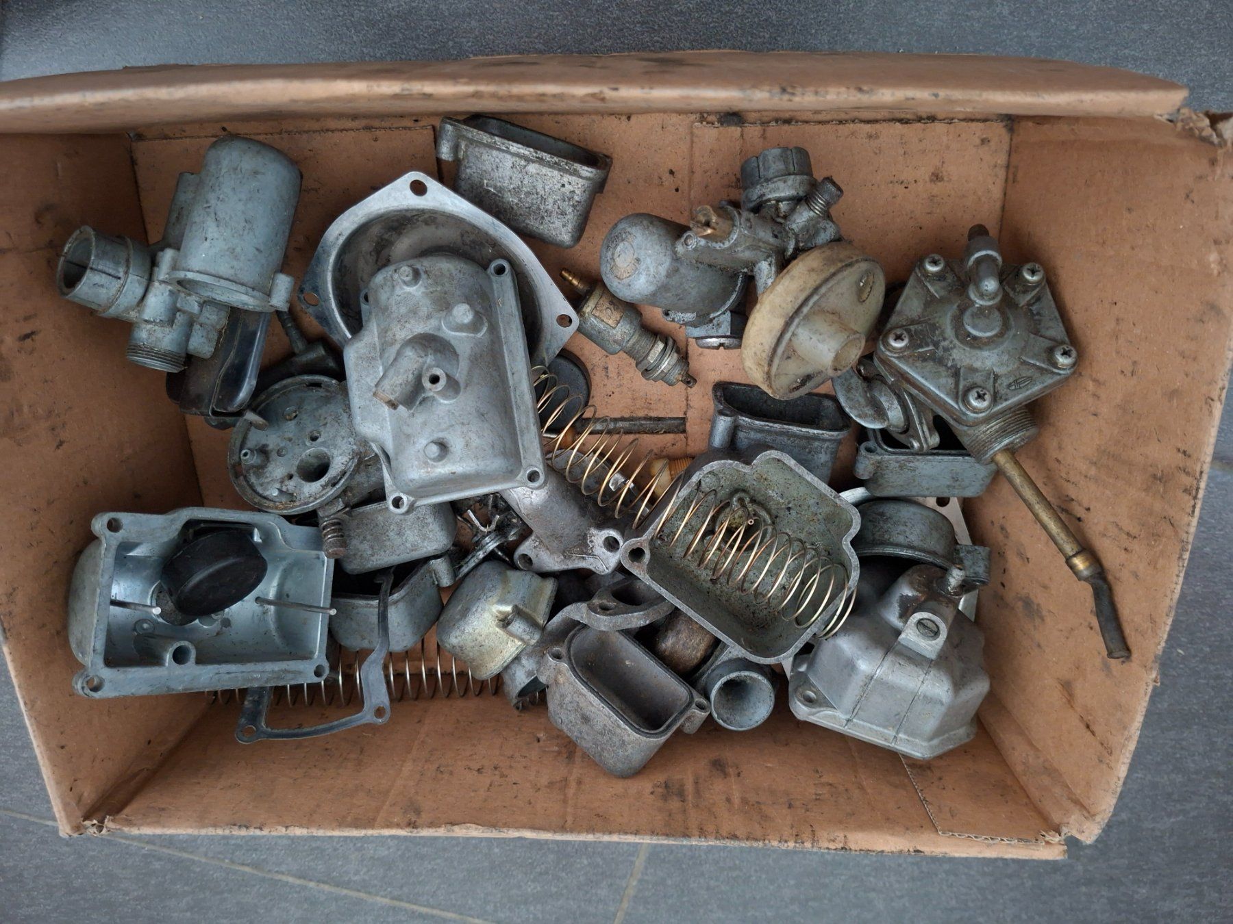 Parti ricambio per ciclomotori: Vergaser Teile Konvolut für Oldtimer Motorräder oder Mofas – Usato da Lyss venduto da toe_68qb