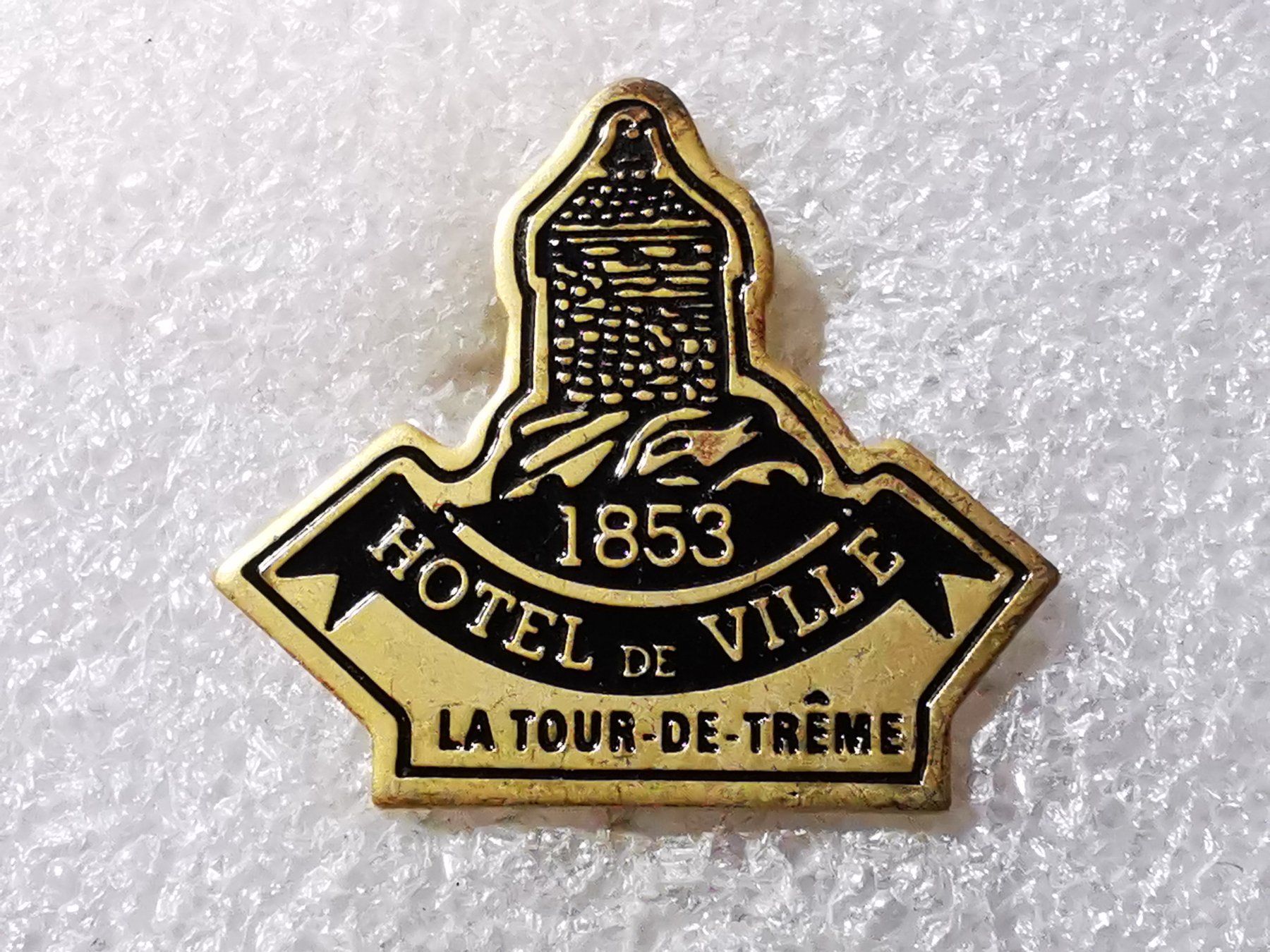 Plaketten & Abzeichen: Ansteckpin 60: Hotel de ville – Gebraucht aus Oppligen von Pin-Fall-Shop