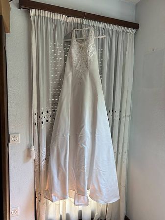 Abito da sposa in raso bianco