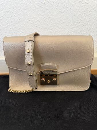 Sac bandoulière Furla en cuir doré/taupe avec chaîne dorée