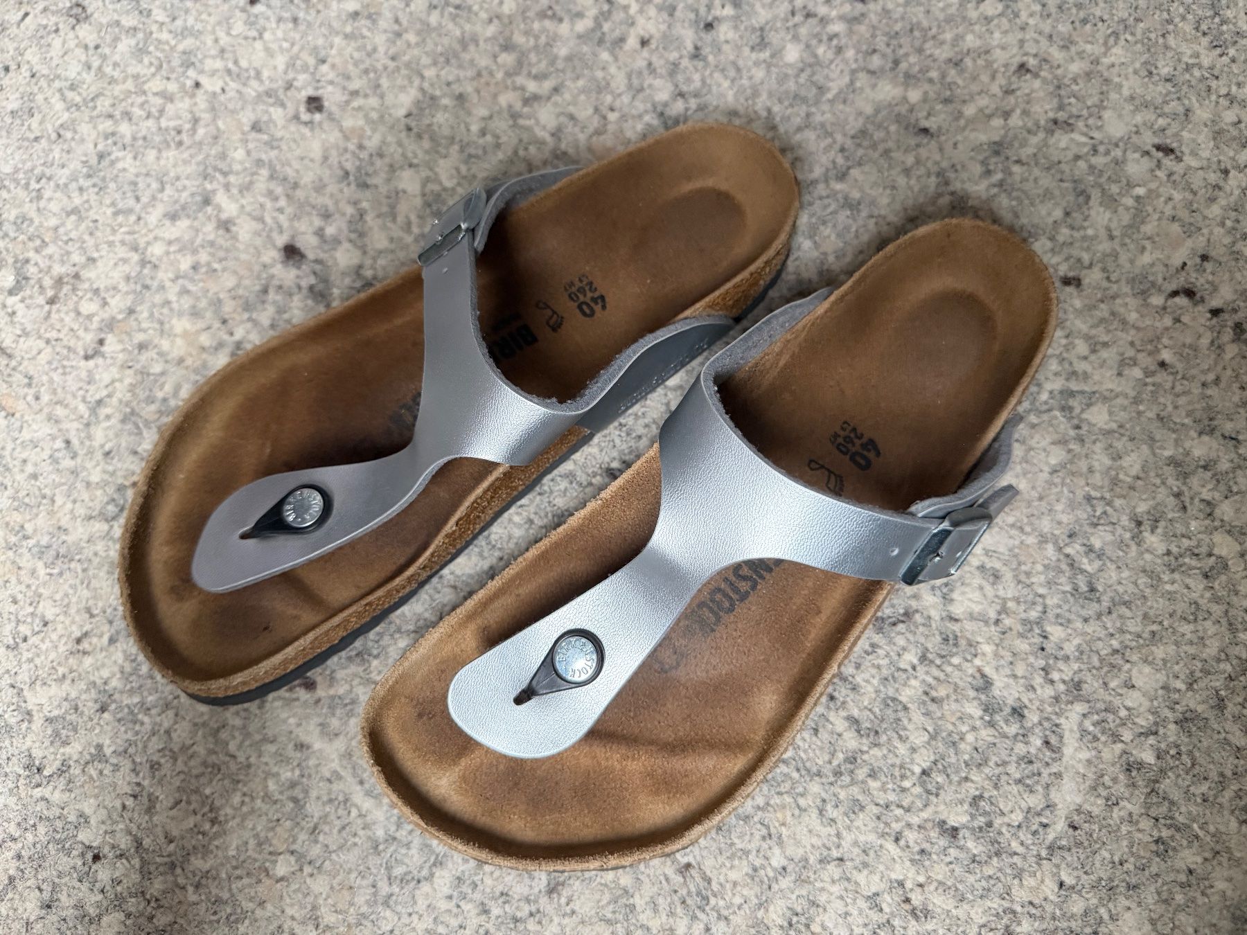 Birkenstock Chaussures femmes: Birkenstock Gizeh Silber Gr. 40 – D'occasion à Wattwil par edel88 1