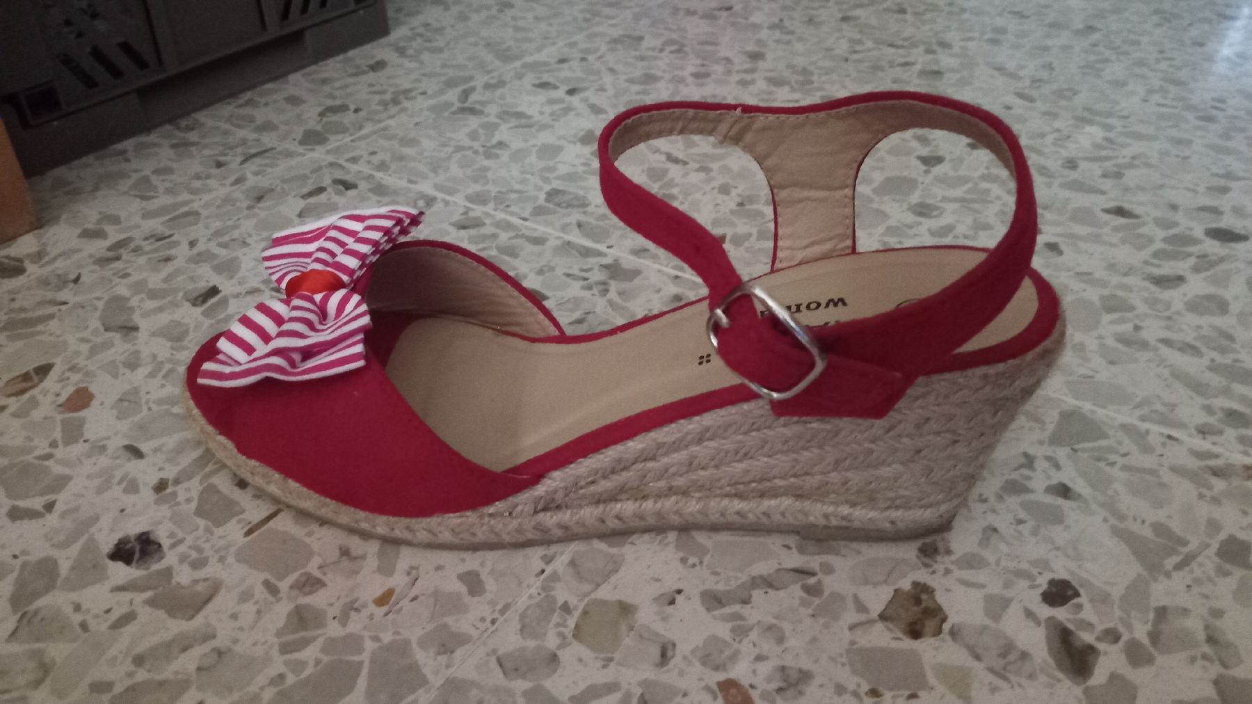 Scarpe da donna: Sandales compensées rouges Manor, taille 37, comme neuves! – Usato da Meyrin venduto da pamanic 2