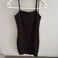 Mini-robe noire à bretelles fines