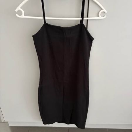 Mini-robe noire à bretelles fines
