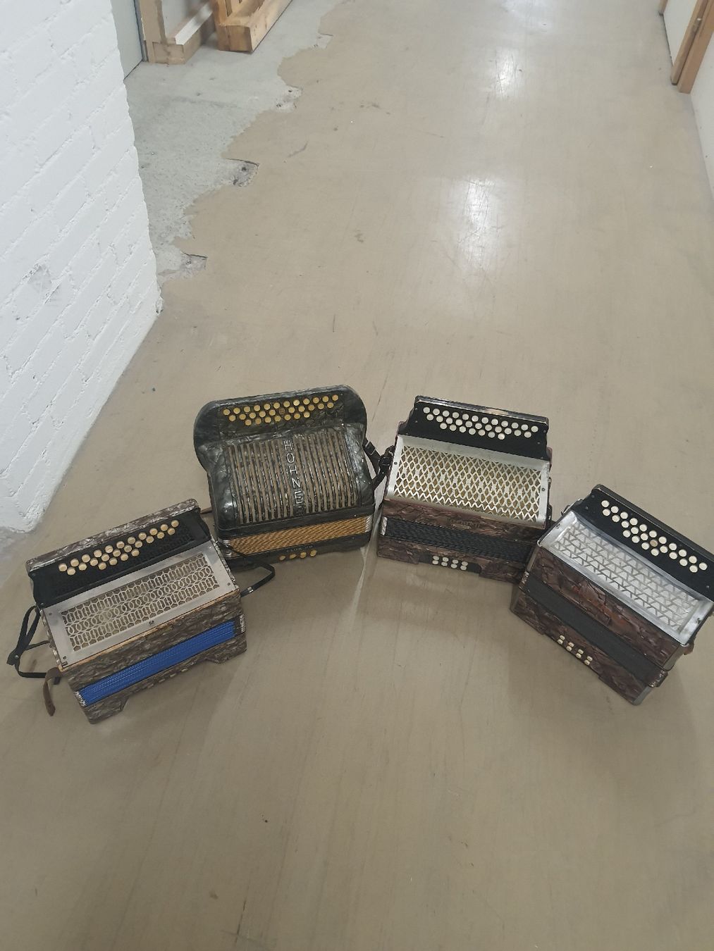 Strumenti musicali: 4 accordéons diatonique 8 basses  – Usato da Pont-de-la-Morge venduto da Mirabelle0 5
