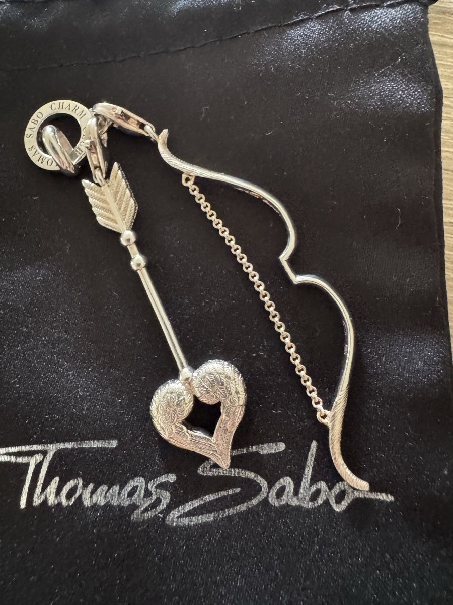 Thomas Sabo Pendentifs: Thomas Sabo Charm Bogen mit Pfeil und Herz Silber 925 – Neuf (Voir description) à Stetten AG par cbrenda 1