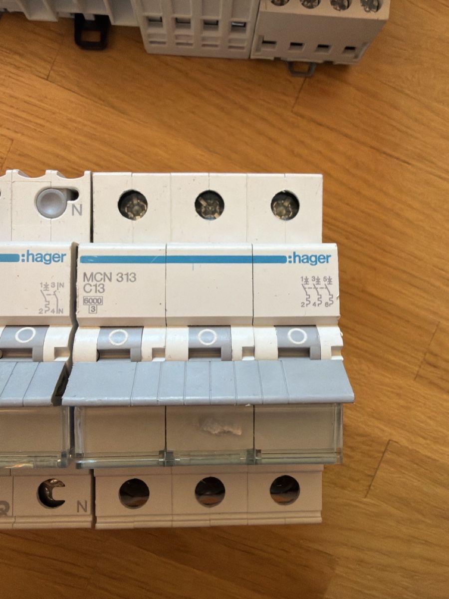 Hager Stromzufuhr: Diverses Elektromaterial – Gebraucht aus Steffisburg von gia_5gkm 3
