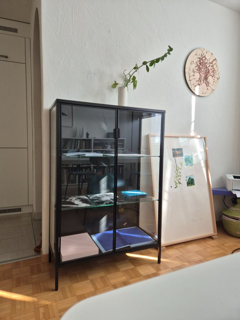 Ikea Armoires miroirs: IKEA RUDSTA glass cabinet/vitrine – D'occasion à Zürich par MoPoMo