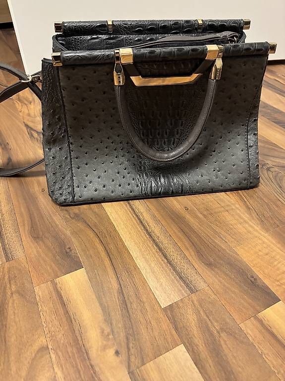Borse da donna: Handtasche Straussenleder Optik grau/silber – Usato da St. Gallen venduto da mustang96
