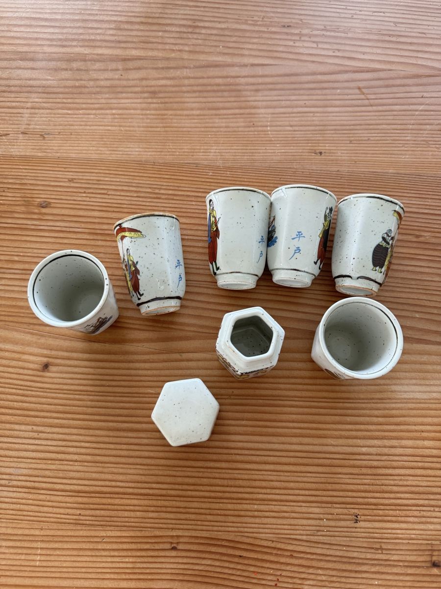 Set di piatti: 6 Sake Becher mit Bemalung, mit Dose – Usato da Lanzenhäusern venduto da Galaa 3