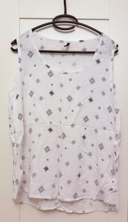 • Top / Bluse •