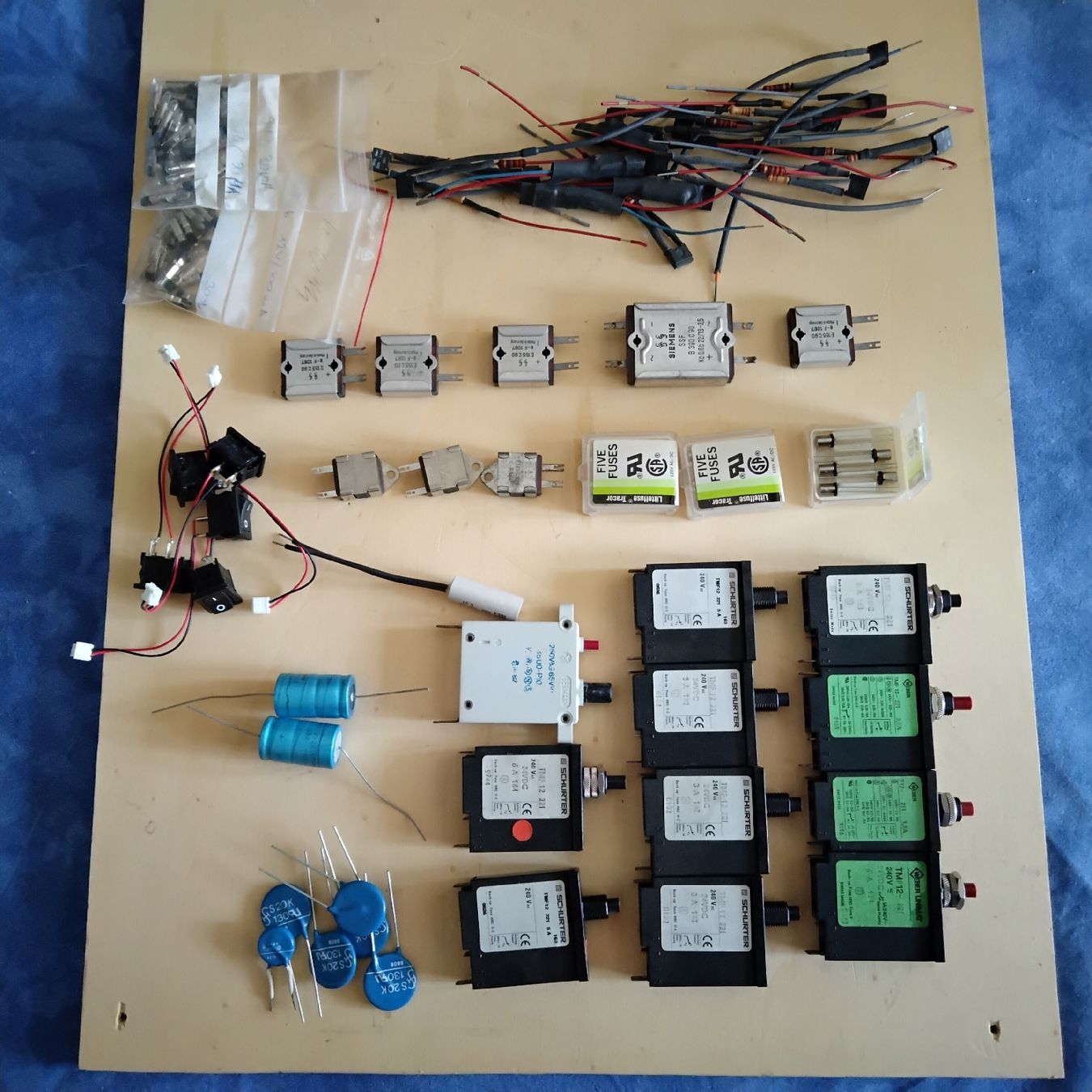 Componenti elettronici: 1Lot Diverses Elektromaterial – Nuovo (secondo la descrizione) da Bad Ragaz venduto da Pizalun 1