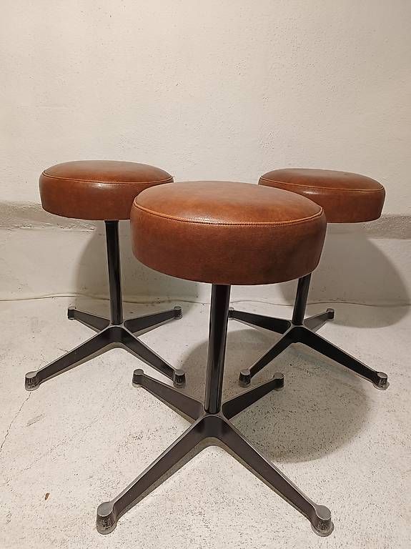 Sgabelli: Eames vintage Design Hocker – Usato da Winterthur venduto da style-and-design.zrh