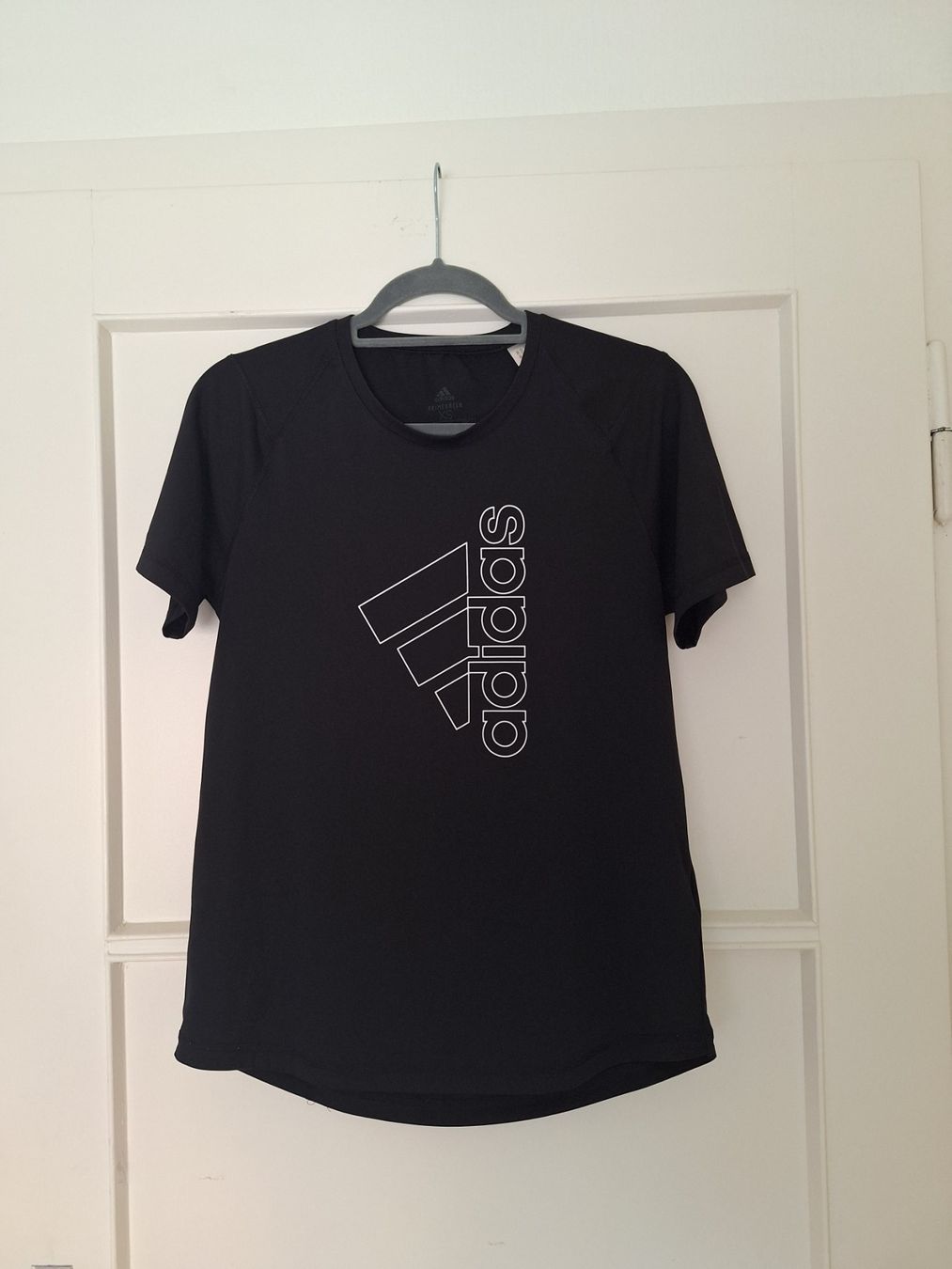 Adidas T-shirt: T-shirt adidas taille XS – Nuovo (secondo la descrizione) da Lausanne venduto da anta-123