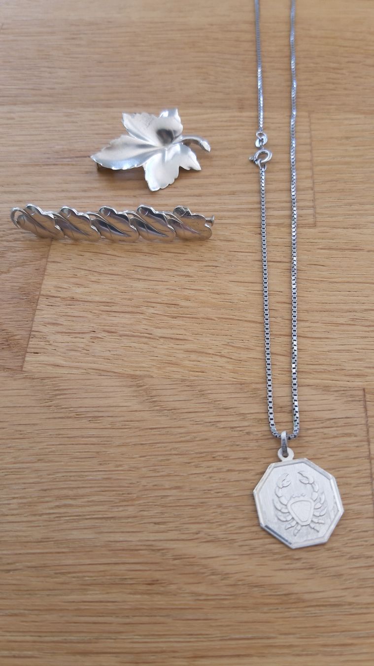 Altri gioielli: Silber 2 Broschen Kette +Sternzeichen – Usato da St. Gallen venduto da Leika2000