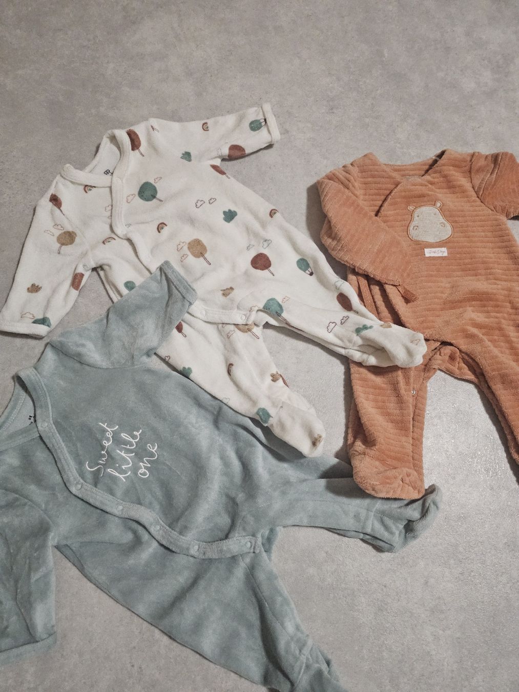 Lotti & Set di vestiti: Lot de 3 pyjamas en velours 1 mois – Nuovo (secondo la descrizione) da Sornetan venduto da T.a333