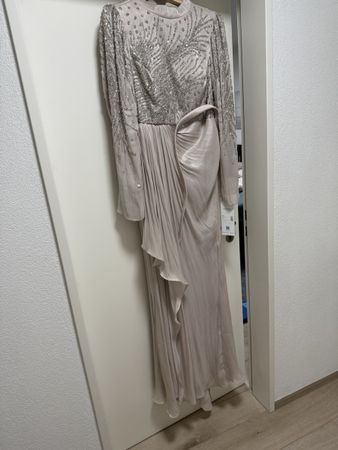 Elegantes Abendkleid mit Pailletten.