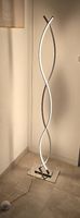 Moderne LED-Stehlampe in elegantem Spiral-Design