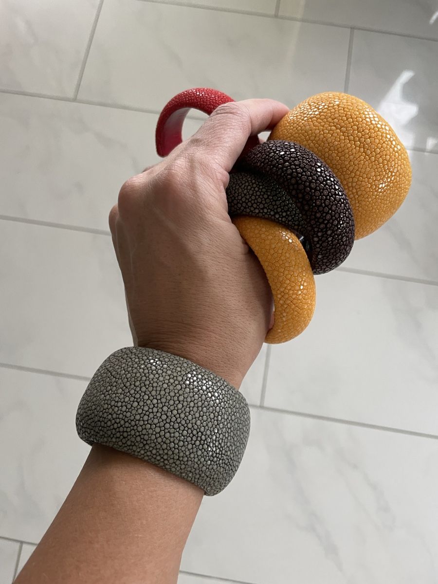 Armbänder & -reifen: 2cm Stingray Armband / Ledermanschette in div.Farben – Neu (gemäss Beschreibung) aus Au ZH von Daiga