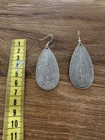 Wunderschöne, silberfarbene Ohrringe im Tropfen Design