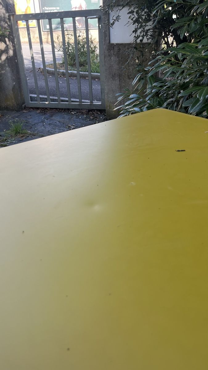 Giardimo Tische: Table de jardin jaune – Gebraucht aus Daillens von BrandonW 2