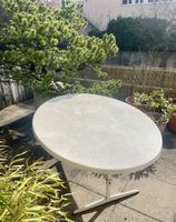 Schöner ovaler Gartentisch