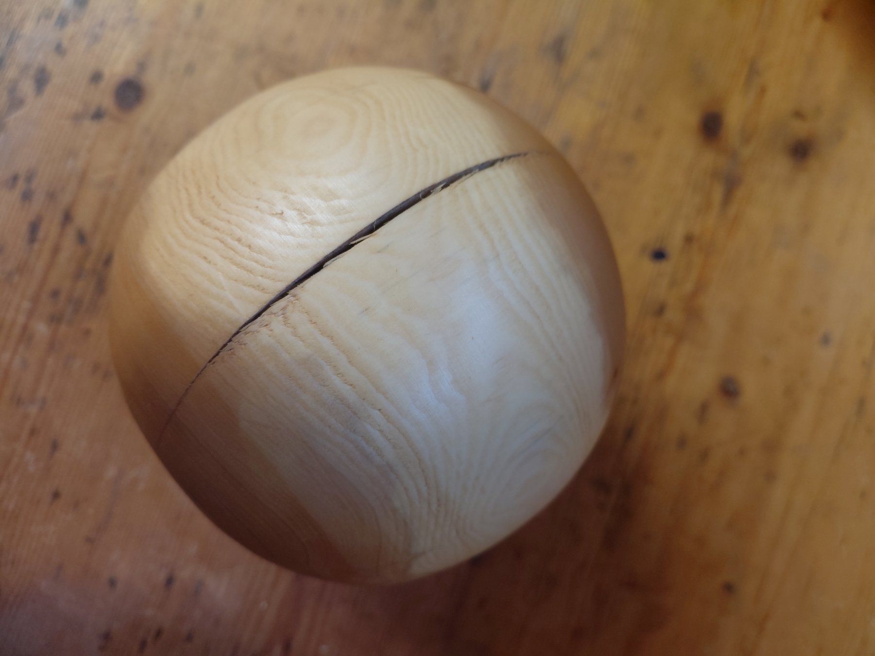 Articles en bois: Holzkugel handgedrechselt Dekoobjekt – D'occasion à Schalunen par Caremager 2