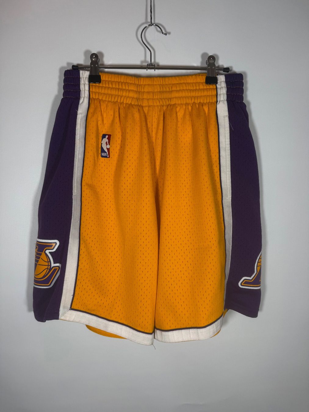 Nike Canottiere & Pantaloni: Lakers Nike LeBron James Shorts M – Usato da Mühledorf BE venduto da ericgrunder_12
