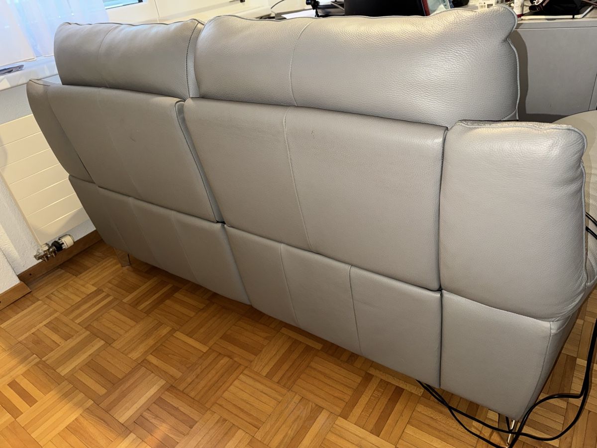 Sofas: Gemütliches 2er Sofa, Leder, Relaxfunktion, Grau, elektrisch – Neuf (Voir description) à Dübendorf par Amar.R 3
