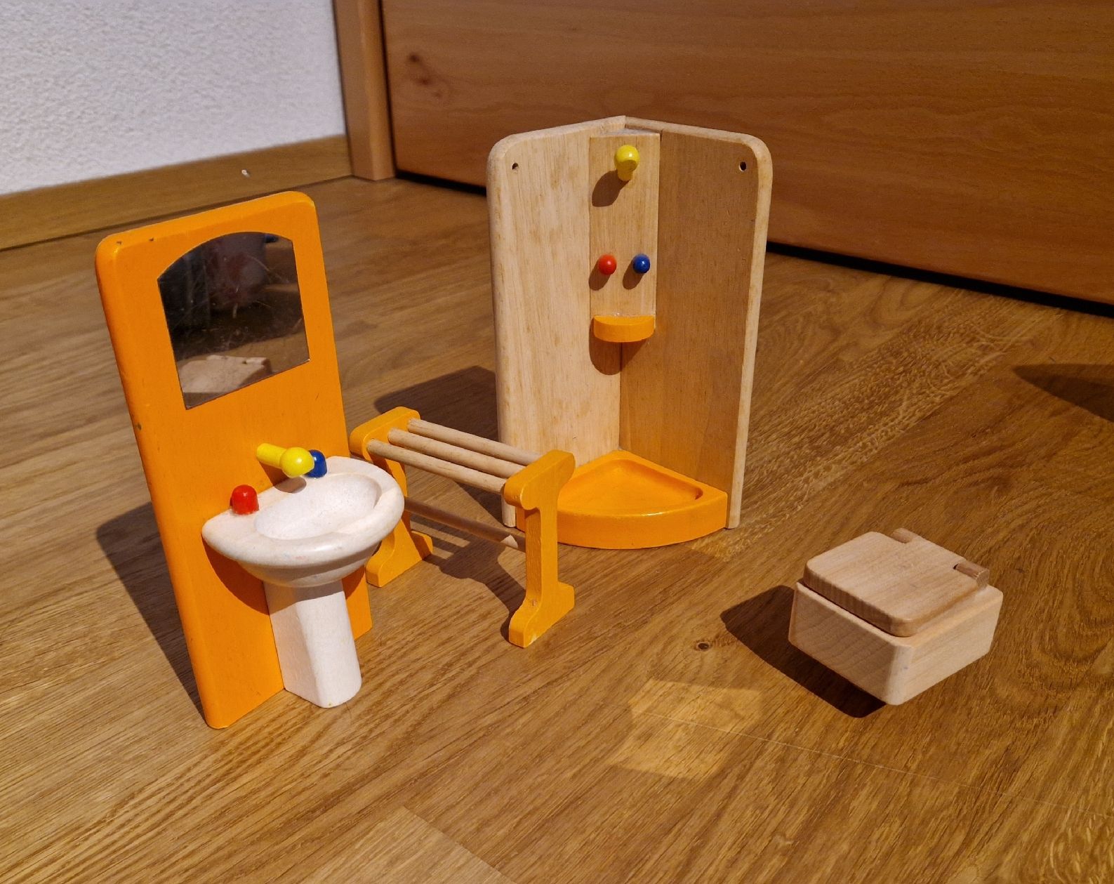 Puppenhäuser & -möbel: Grosses Holzpuppenhaus mit Zubehör – Gebraucht aus Aeschau von Eisbaer011 4