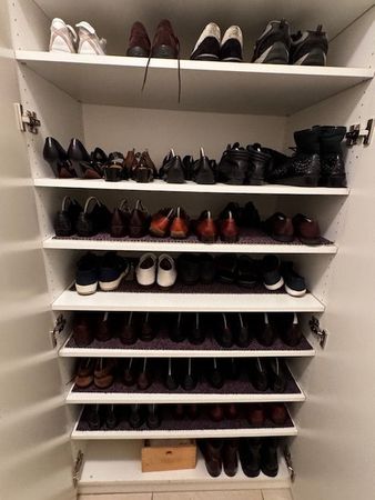 ca. 60 Paare Schuhe und einige Gurte