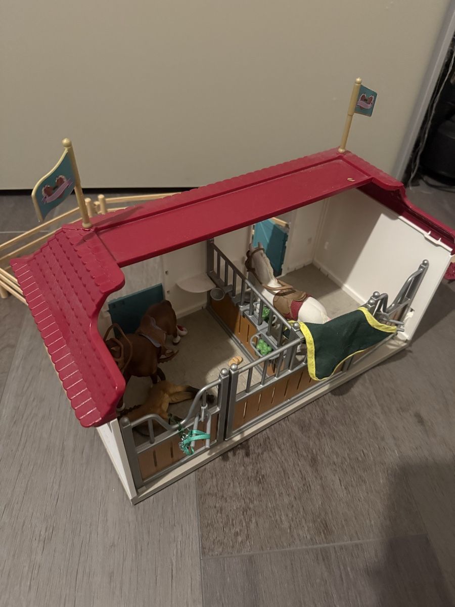 Schleich Case e mobili per bambole: Schleichhaus und Stall – Usato da Attiswil venduto da maialina 2