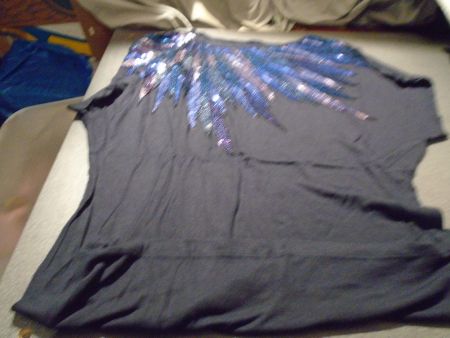 T-Shirt ca. Grösse S, schwarz, Ausschnitt verziert mit Paill